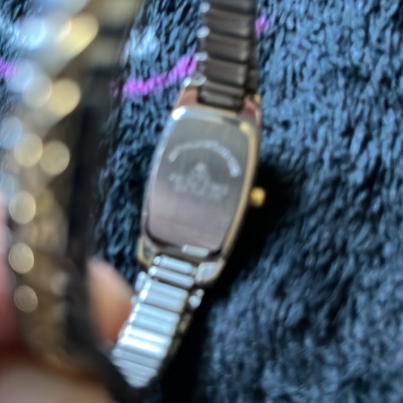 ARMITRON WATCH⌚️ MOTHER OF PEARL FACE WITH STRETCHY BAND FITS ANY SIZE WRIST 🔋 - Picture 5 of 8